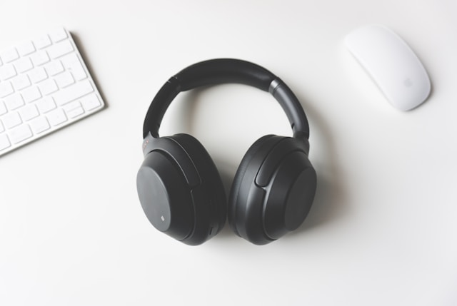 Headphones, keyboard and mouse on a desk